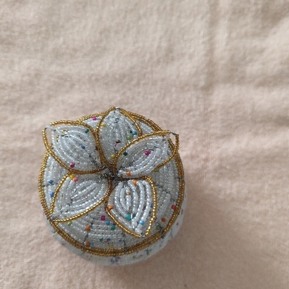 Kenyan Masai-made small beaded container - Picture 5 of 6